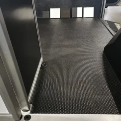 Revêtement de sol 10T en caoutchouc pour les allées écurie, vans et camions cheval - IDS