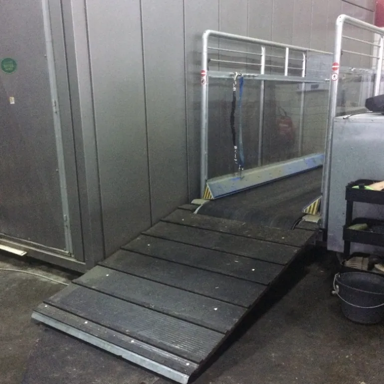 Tapis caoutchouc avec tasseau pont de van ou camion cheval - IDS